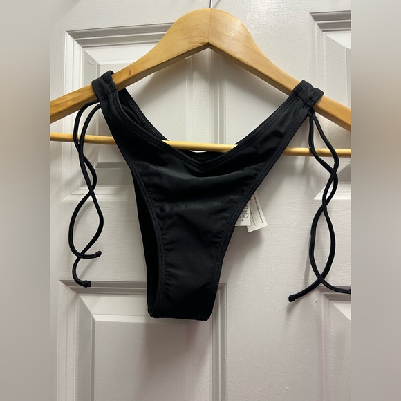 Hollister High Leg Super Cheeky Bikini Bottom 👙 - Picture 2 of 5